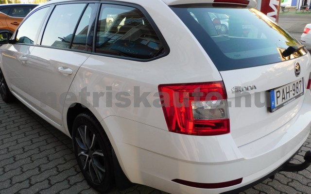 SKODA Octavia 2.0 CR TDI Ambition DSG E6 személygépkocsi - 1968cm3 Diesel 119610 2/12